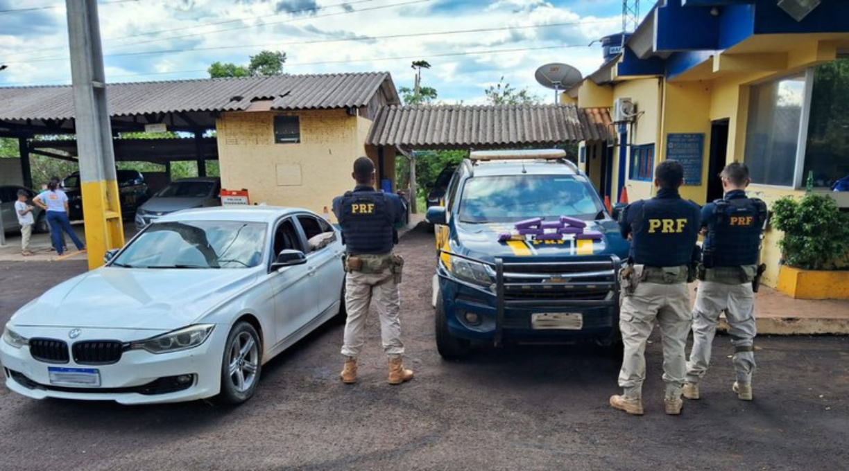 Polícia Rodoviária Federal (PRF) apreende aproximadamente 8,5 kg droga em carro de luxo 1