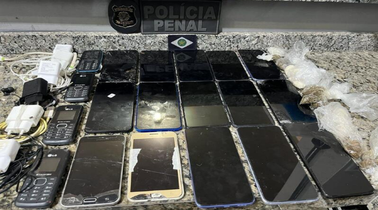 Trabalho de policiais penais em combate a ilícittos na Penitenciária da Mata Grande resulta na apreensão de19 celulares, carregadores e entorpecentes 1