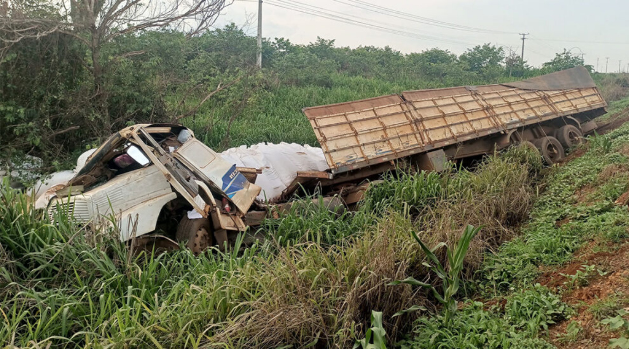 Devido buracos na pista motorista perde o controle da direção e carreta tomba na BR 163 1