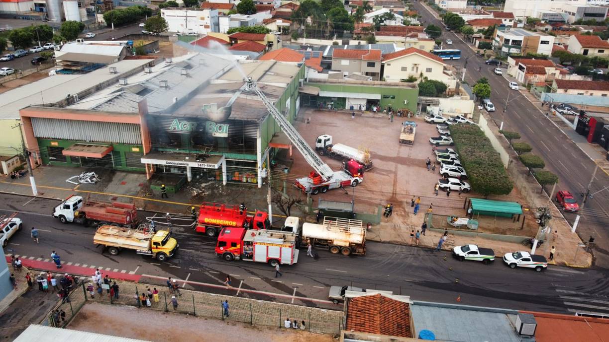 Rápida resposta do Corpo de Bombeiros Militar debela incêndio de grandes proporções em empresa de produtos agropecuários em Rondonópolis 1