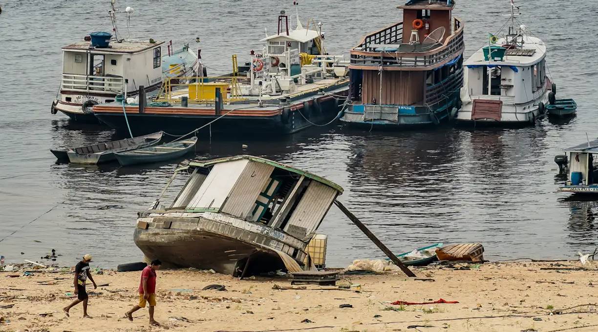 Com seca no Amazonas, ribeirinhos têm dificuldades para se locomover 1