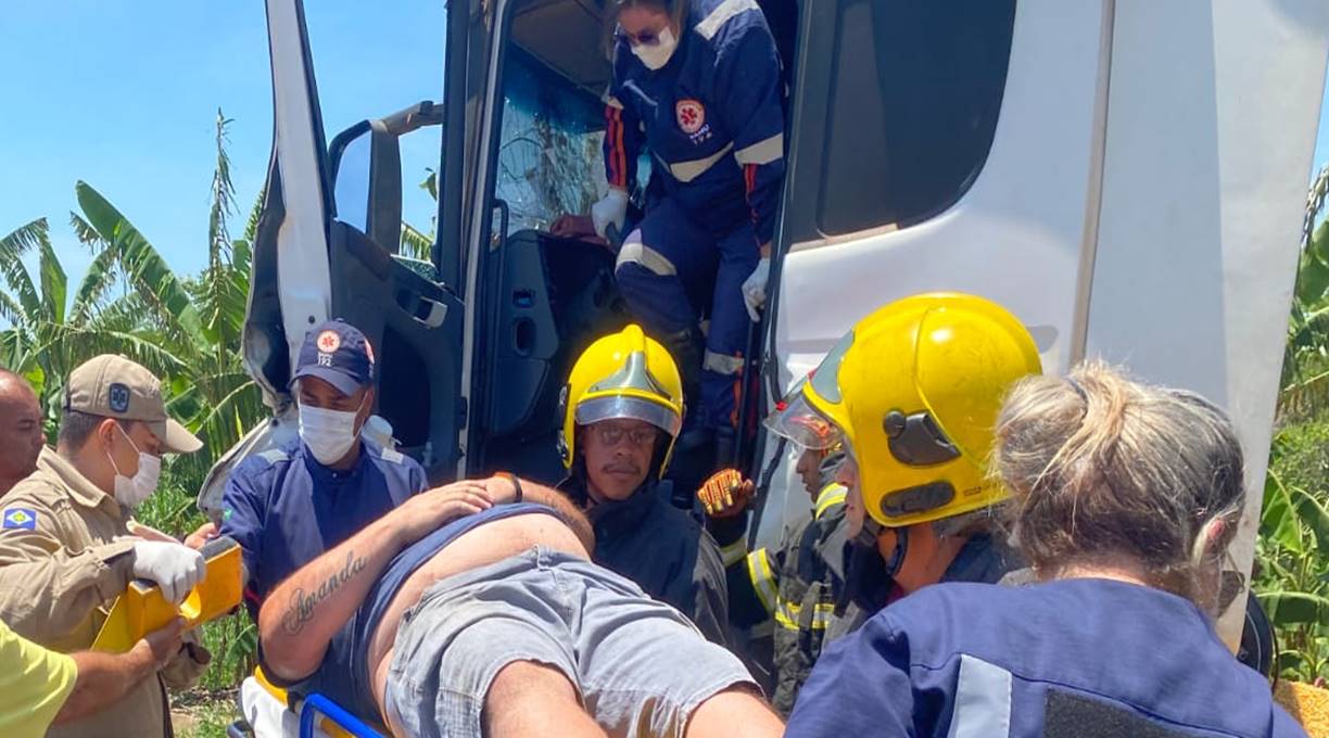 Colisão entre 4 veículos de carga e uma caminhonete deixa três pessoas feridas na BR 364 em Pedra Preta 1