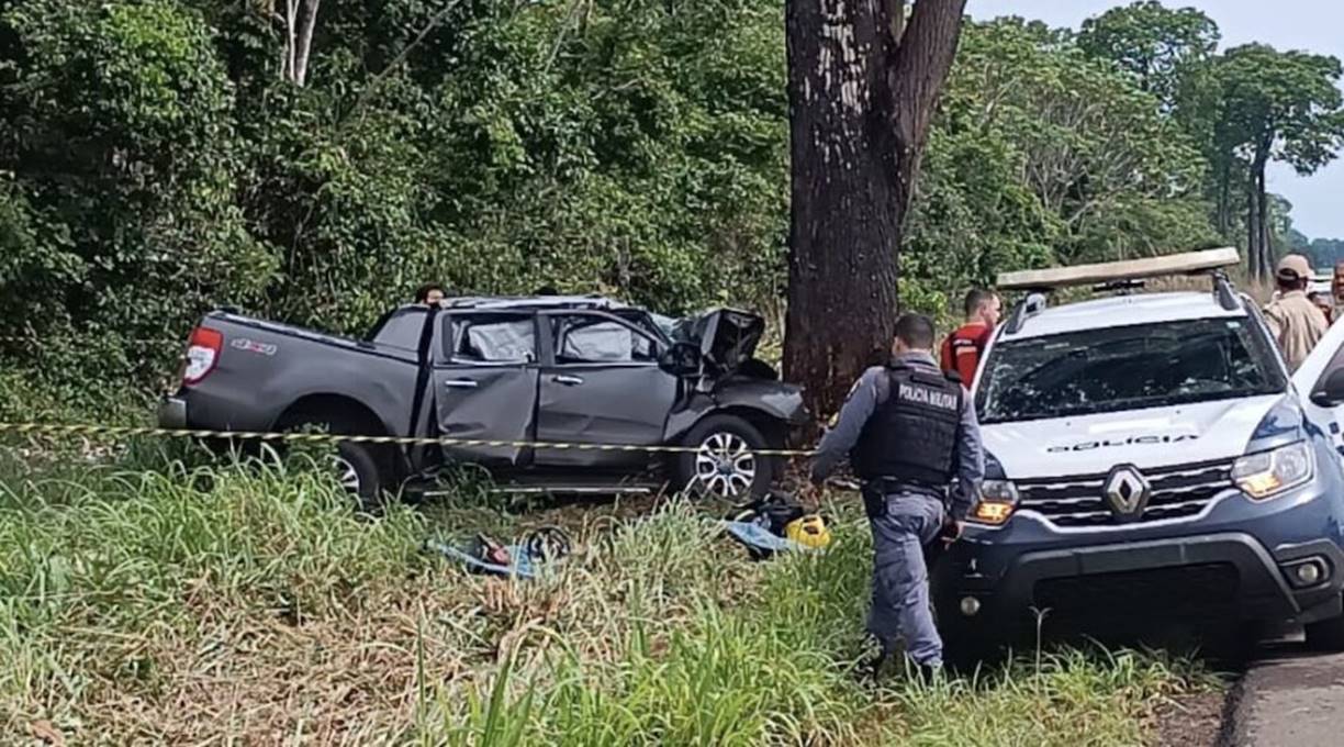 Homens morrem presos em ferragens após caminhonete colidir em árvore em MT 1