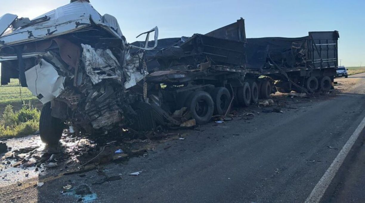 Dois caminhoneiros morrem na MT 140 entre Campo Verde e Jaciara após colisão frontal de duas carretas 1