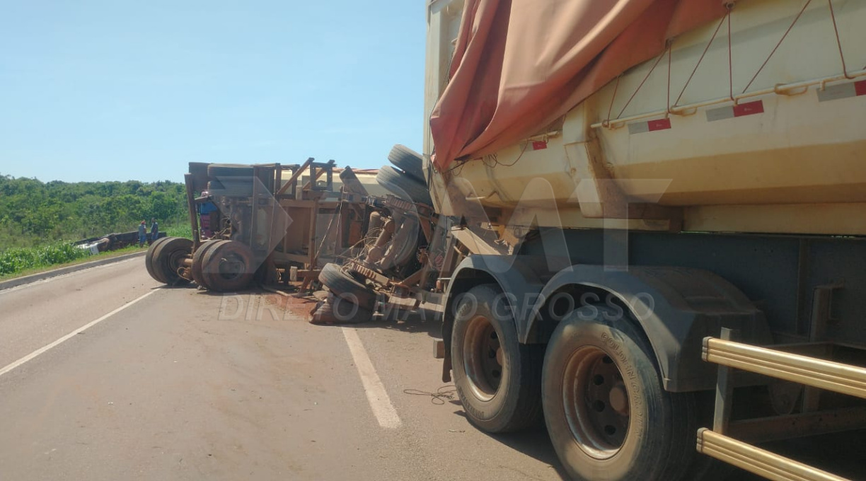 Cone cai da carroceria de caminhonete, assusta motorista e causa tombamento de carretas 1