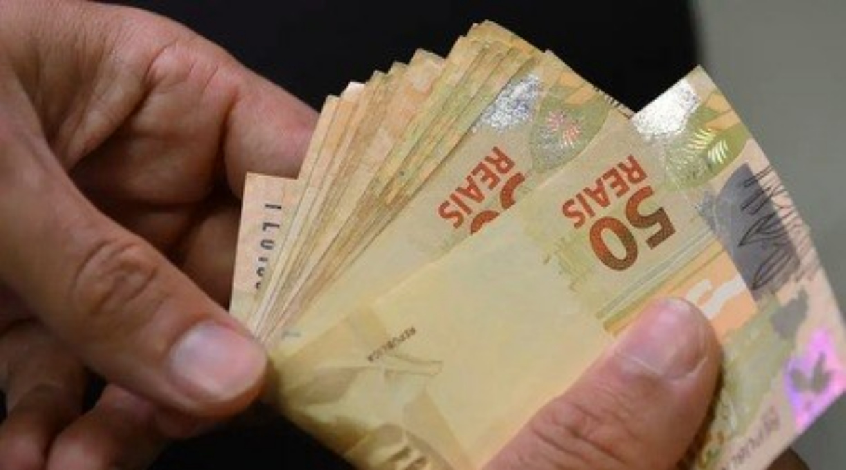 Lei de Diretrizes Orçamentárias aprovada pelo Congresso prevê salário mínimo de R$ 1.413 1