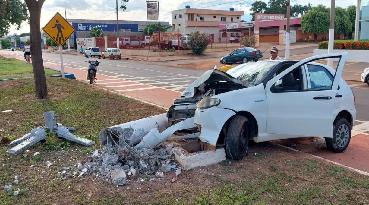 Motorista fica ferido após veículo que ele conduzia colidir em poste na Presidente Médici 1