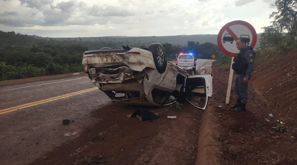 Motorista fica ferido e é socorrido após capotamento na estrada da cachoeira do Prata em Juscimeira 1