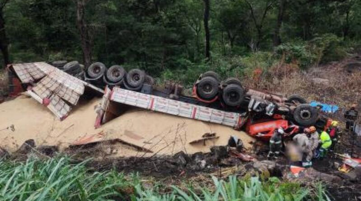 Carreta carregada com farelo de milho tomba na Serra de São Vicente e duas pessoas ficam feridas 1