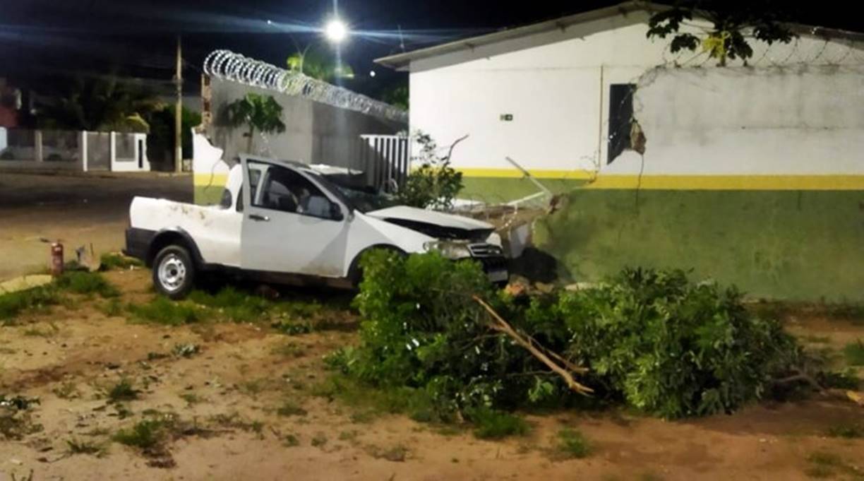 Colisão de picape Strada em muro resulta na morte de homem em Primavera do Leste 1