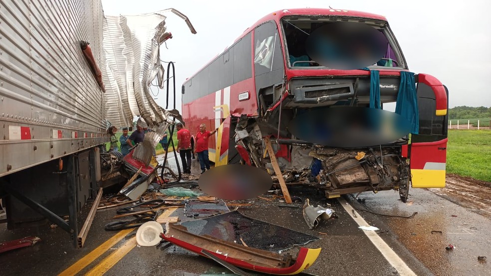 Colisão frontal entre ônibus e carreta resulta em duas pessoas feridas e uma morta na BR-163 1