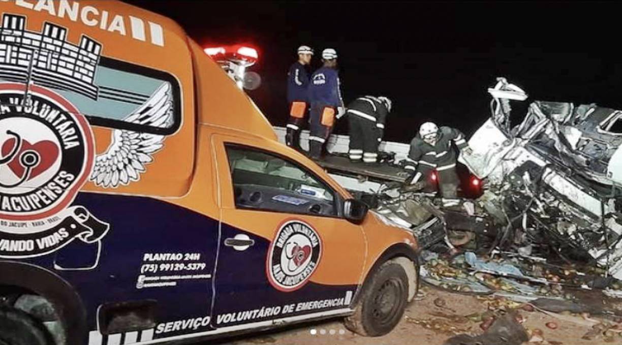 Colisão envolvendo caminhão e ônibus deixa 24 mortos e 6 feridos na Bahia 1