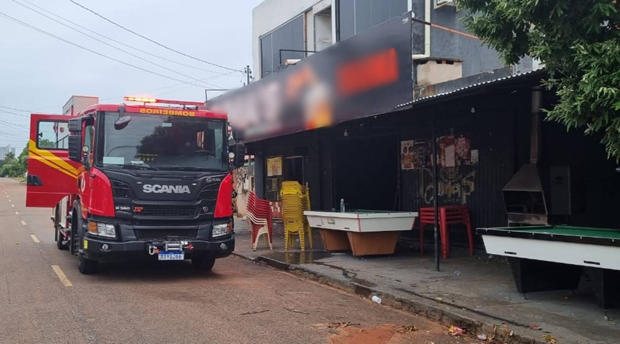 Comércio pega fogo no Jardim Iguaçu e Corpo de Bombeiros precisou intervir na ocorrência 1