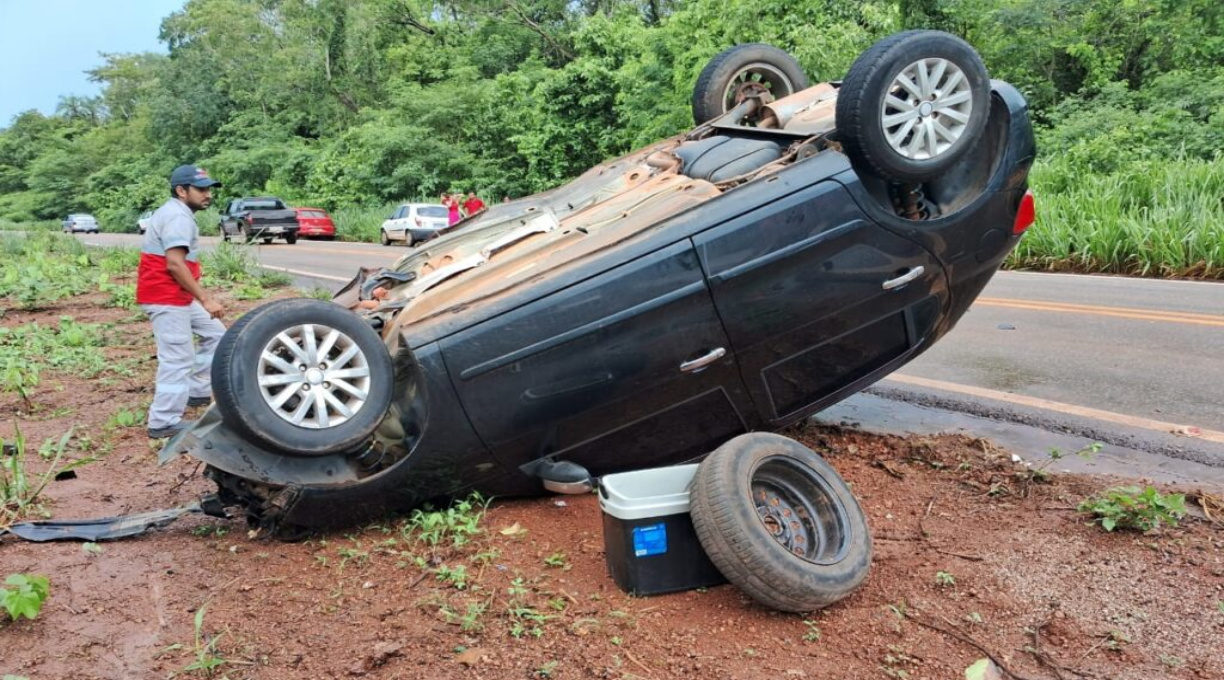 Dois homens são socorridos para o HR após colisão seguida de capotamento na MT 270 em Rondonópolis 1