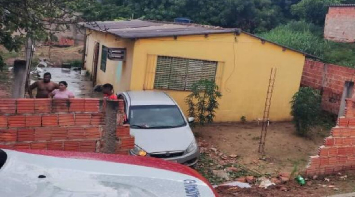 Motorista de aplicativo morre prensado em muro ao descer do veiculo para dar auxílio à Passageira 1