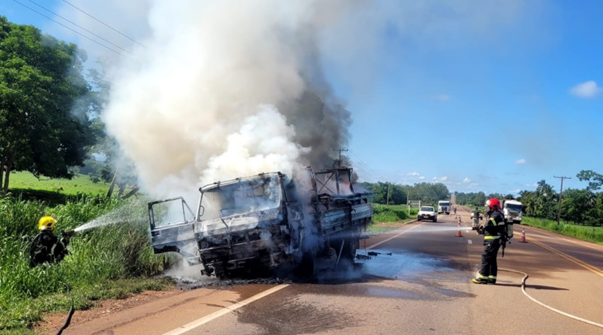 Veículo de carga pega fogo na MT 130 em Rondonópolis e fica completamente destruído 1