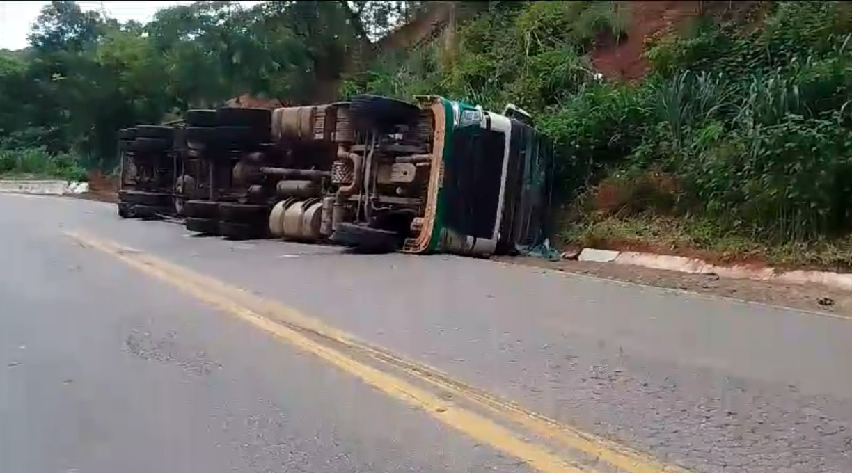 Caminhoneiro é socorrido pelo Samu após carreta tombar na Serra da Petrovina 1