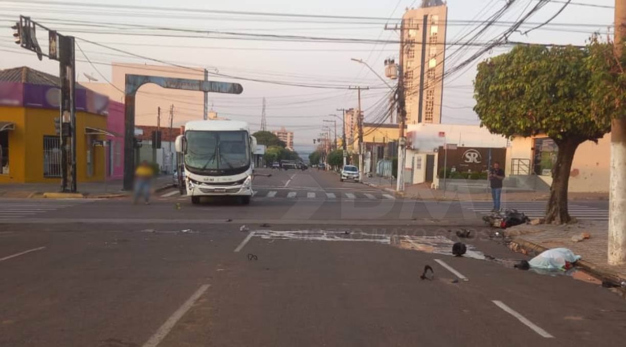 Colisão de alto impacto entre ônibus e moto deixa mulher morta no centro de Rondonópolis 1