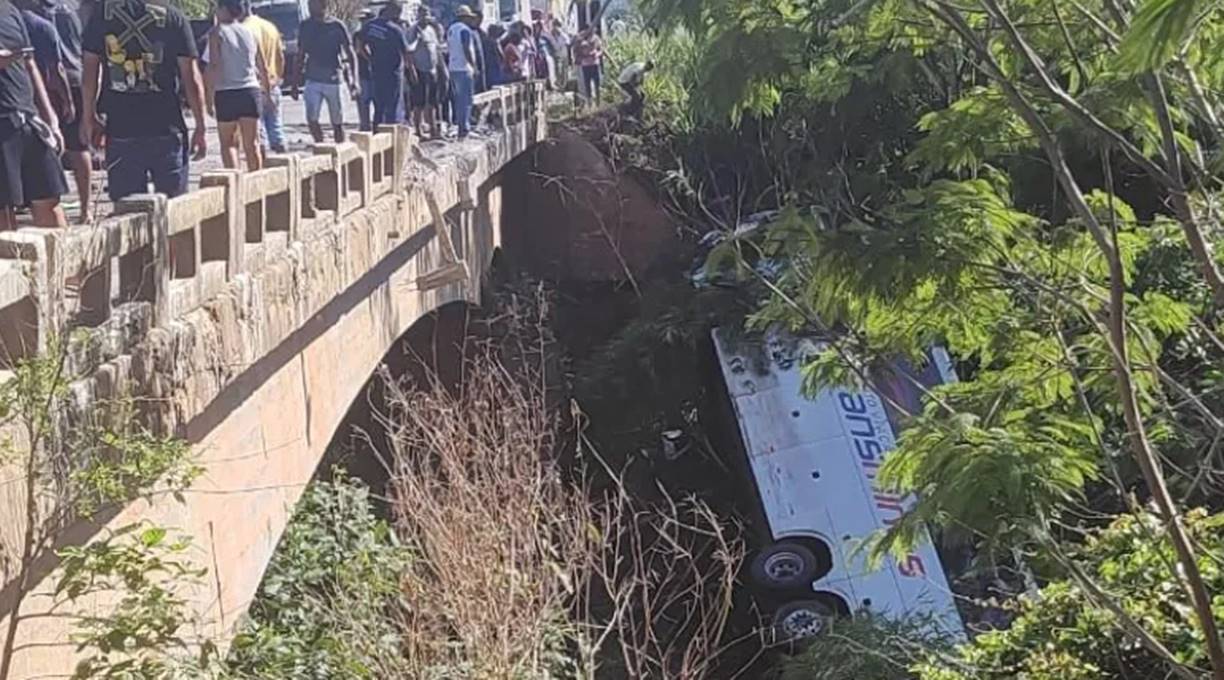 Colisão entre Veraneio e ônibus deixa 8 pessoas mortas e 25 feridas em Minas Gerais 1