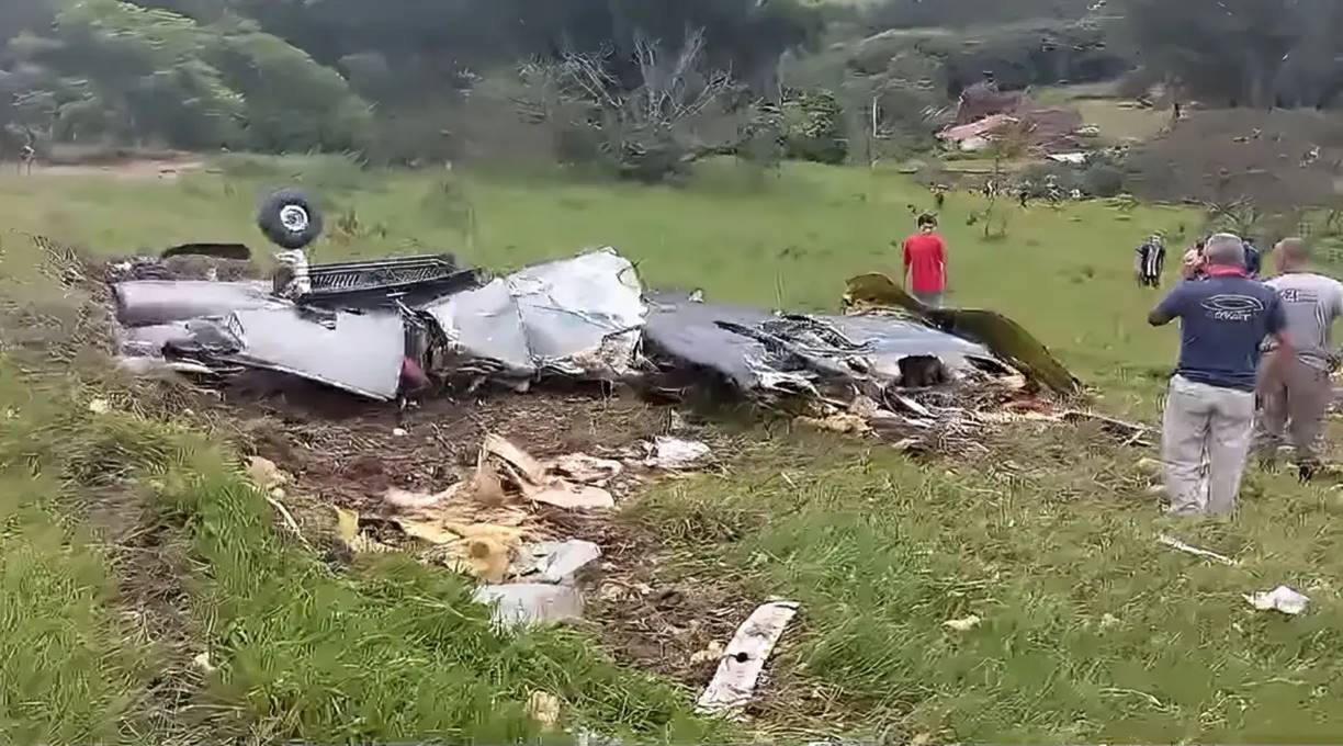 Avião cai em Minas Gerais e deixa sete mortos 1