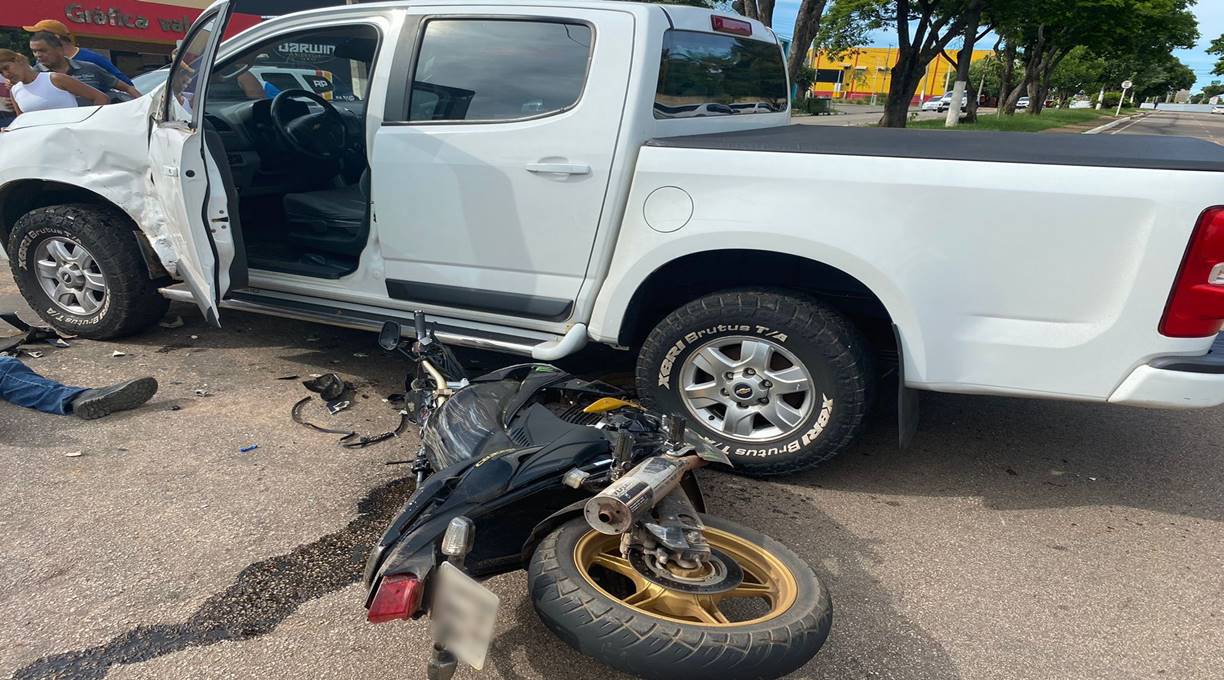 Colisão de alto impacto no centro de Jaciara deixa motociclista em estado grave 1