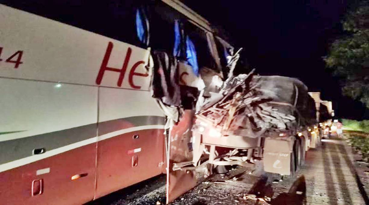 Ônibus com 23 pessoas colide na traseira de carreta e 21 ficam feridas na BR 364 em Campo Verde 1