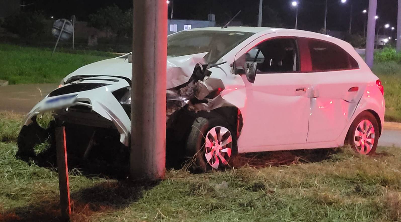 Condutor e passageira ficam feridos após carro 'rampar’ quebra-molas e colidir em poste no Anel Viário 1