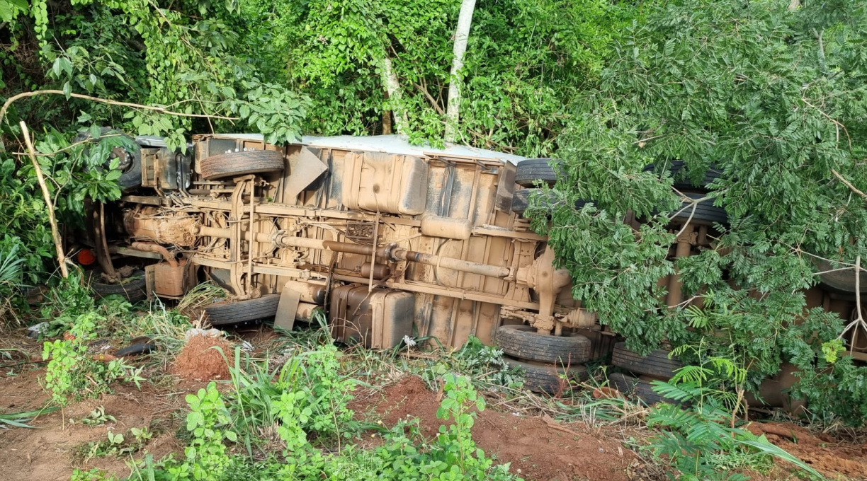 Caminhoneiro fica ferido após caminhão baú tombar na BR 364 em Pedra Preta 1