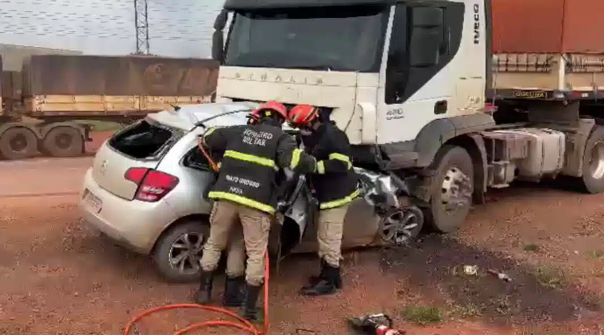 Carreta e Citroën colidem de frente no interior de MT e dois jovens morrem presos às ferragens 1