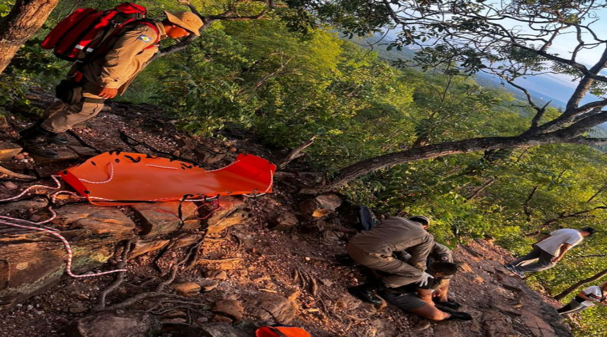 Corpo de Bombeiros Militar resgata jovem no Morro de Santo Antônio de Leverger 1