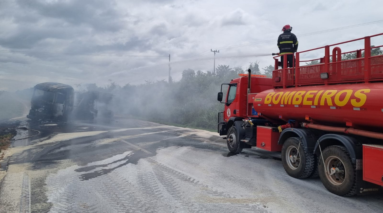 Carreta tomba, pega fogo e fica totalmente destruída na BR 163 1