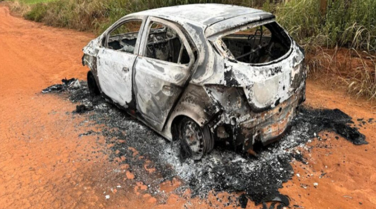 Cadáver carbonizado é encontrado no interior de veículo queimado em MT 1