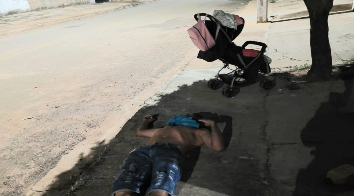 Indivíduo embriagado é preso em flagrante após dormir na rua e abandonar filho de quatro meses em carrinho 1