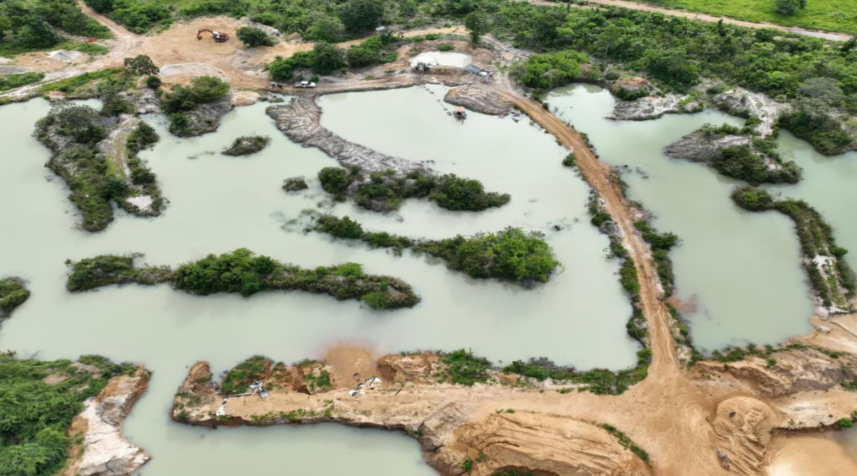 Máquinas são apreendidas durante flagrantes de extração irregular de areia e desmatamento ilegal 1