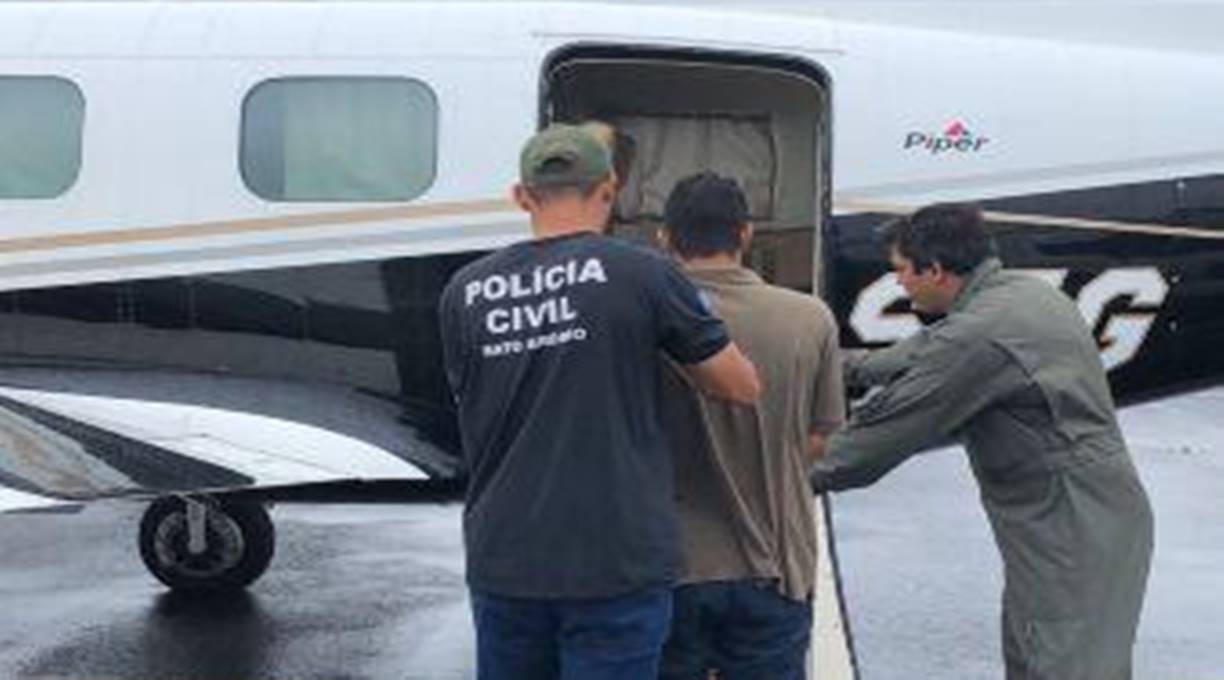 Após ser preso em Minas Gerais, acusado de matar duas pessoas em Shopping Popular em Cuiabá é recambiado para MT 1