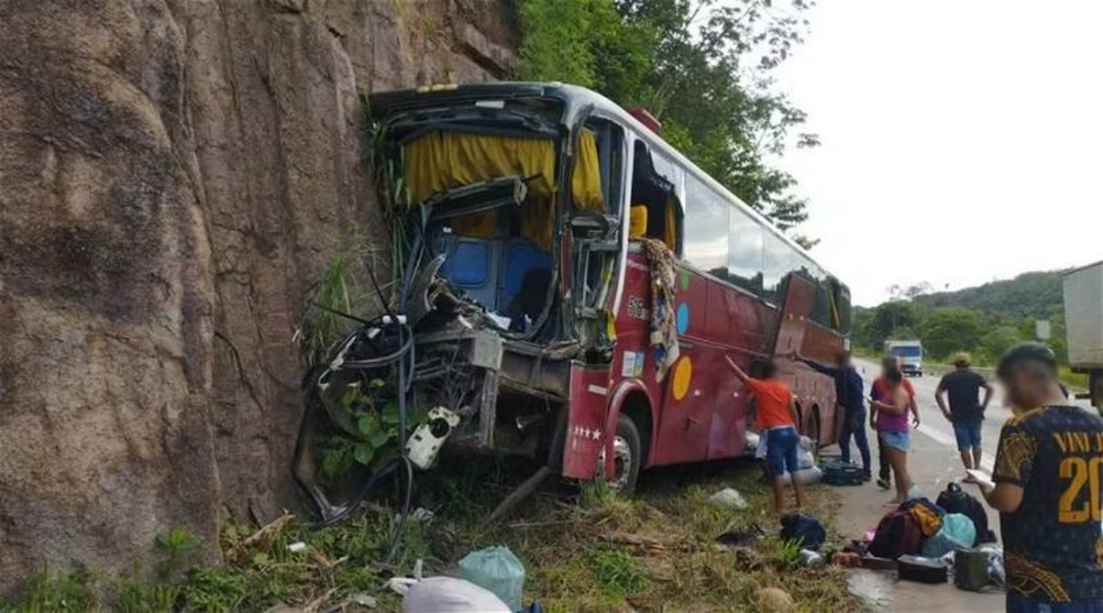 Colisão entre ônibus e carreta deixa sete pessoas feridas na Serra de São Vicente 1