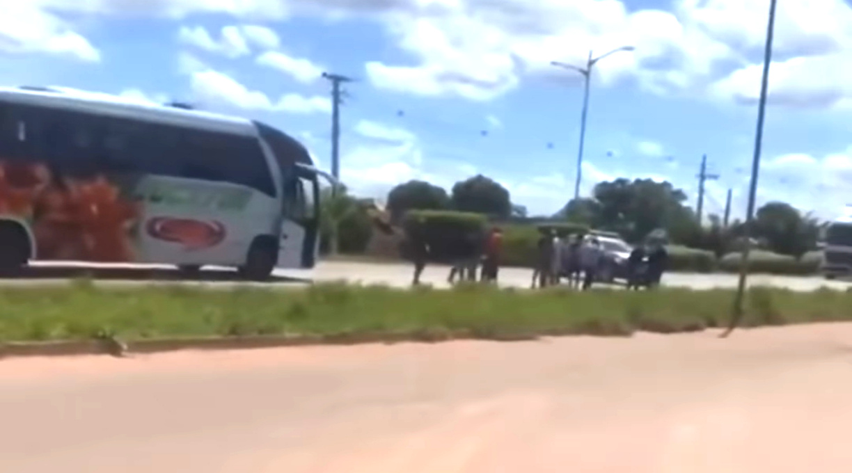 Polícia Militar intercepta ônibus sequestrado, prende suspeito e liberta passageiros 1