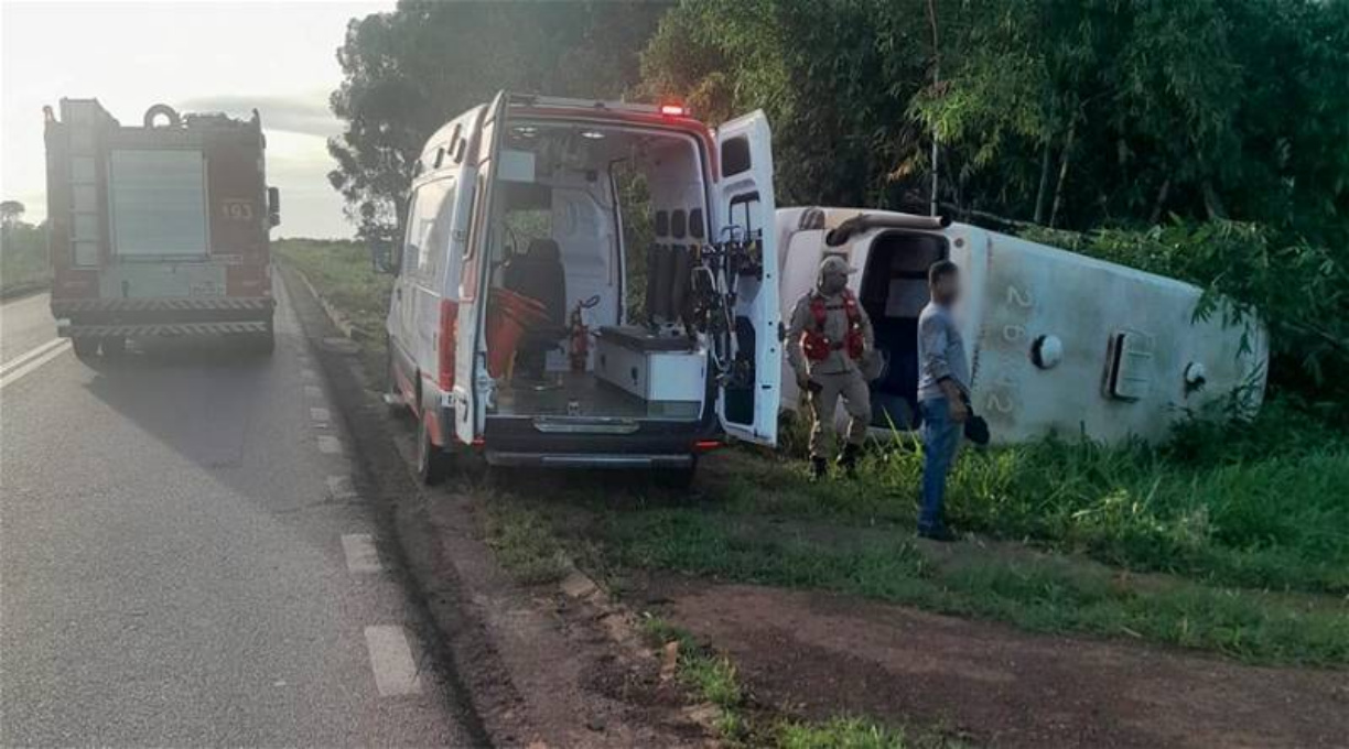 Cinco crianças e um adulto ficaram feridos após um transporte escolar tombar na BR 070 em MT 1