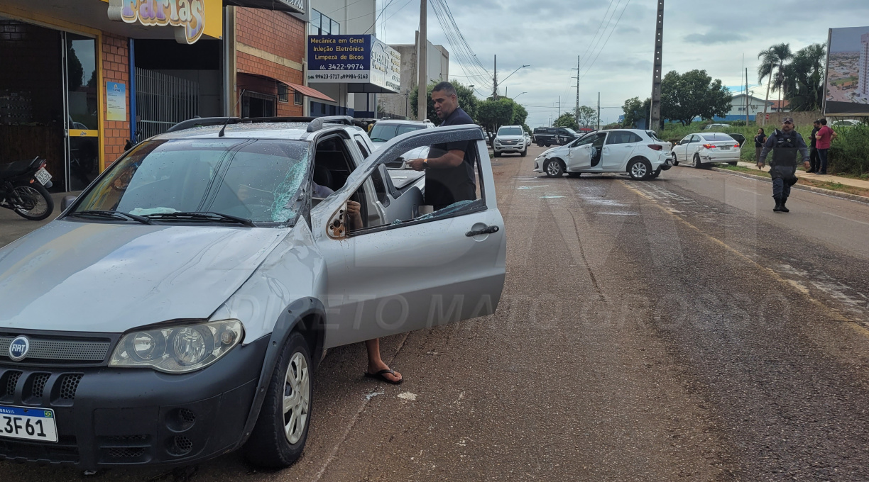 Onix bate em dois carro na avenida Goiânia, capota e mulher fica ferida 1