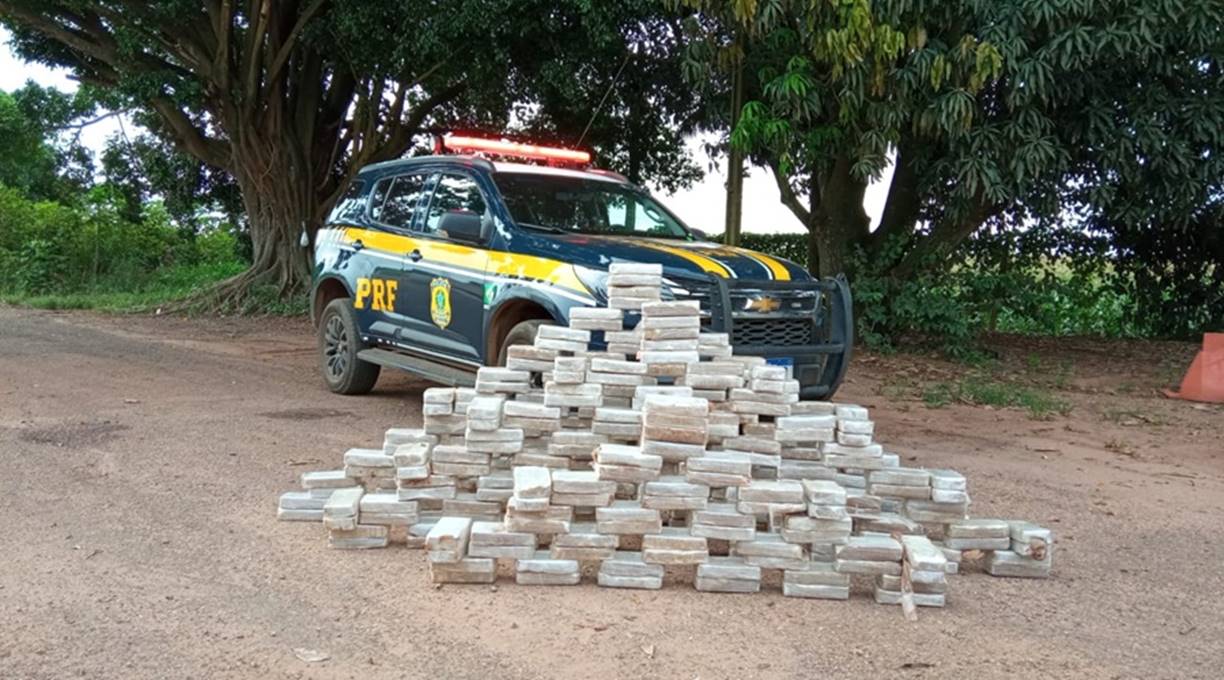 Durante fiscalização de tempo de descanso, PRF apreende 300 kg de pasta base de cocaína e prende duas pessoas 1