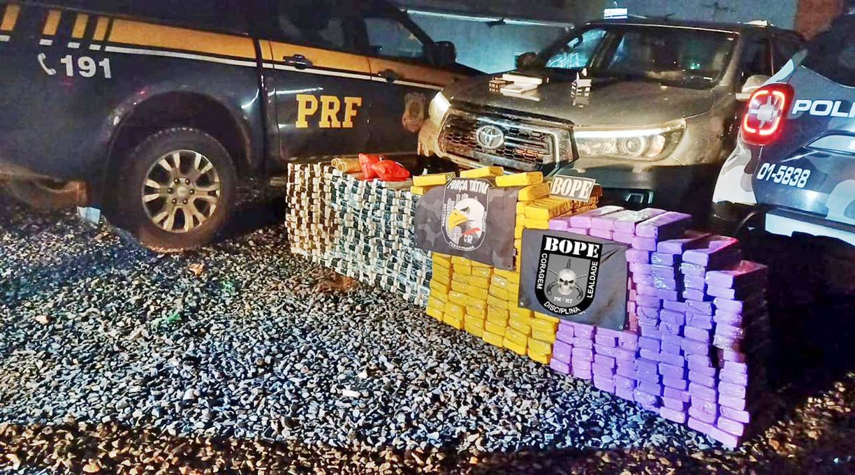 PM e PRF prendem motorista com 350 kg de droga em malas na carroceria de caminhonete 1