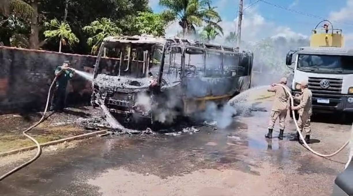 Ônibus escolar pega fogo e chamas são controladas pelo Corpo de Bombeiros Militar 1