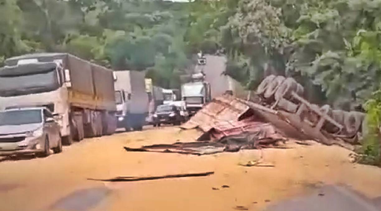 Caminhoneiro morre e outro fica ferido em colisão envolvendo três veículos na BR 364 Jaciara 1