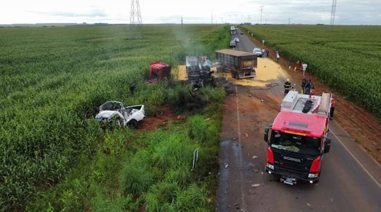 Colisão seguida de incêndio entre uma caminhonete Hilux e uma carreta resulta na morte de quatro pessoas em Nova Mutum 1