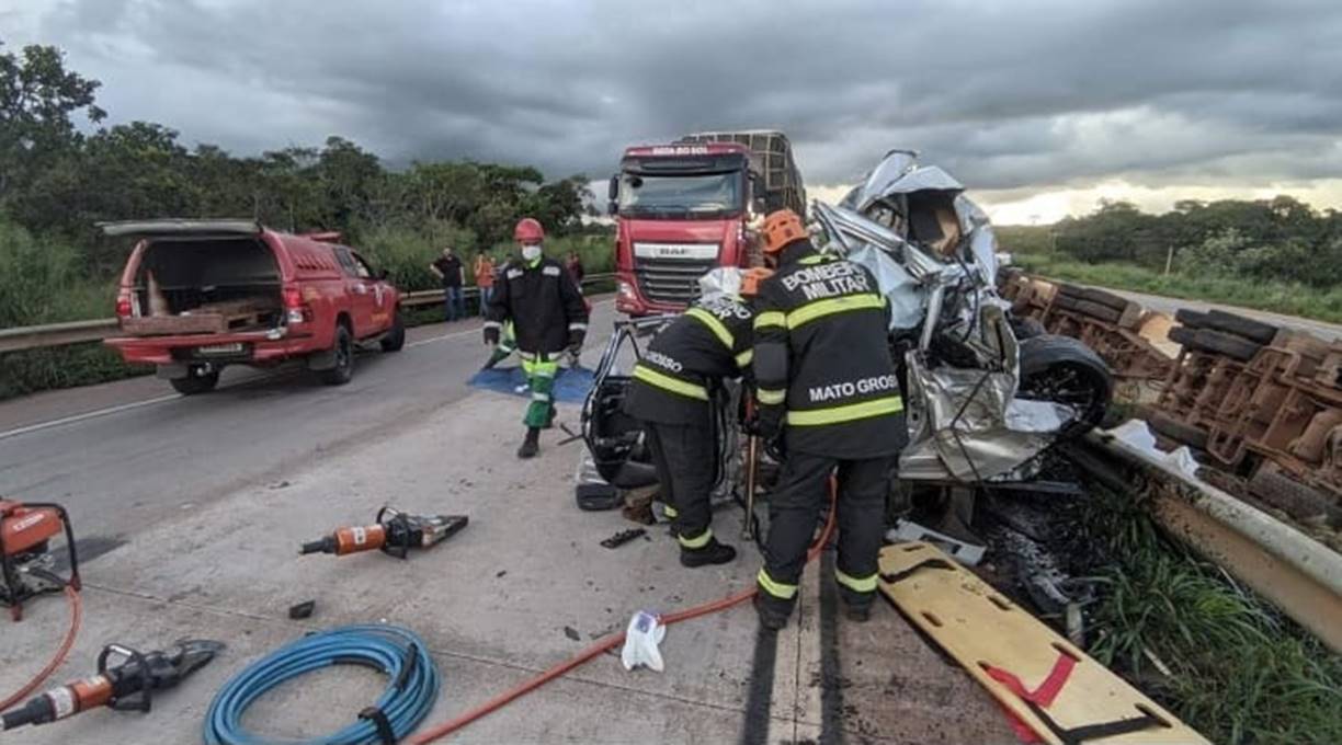 Uma pessoa morre e outras duas ficam feridas em colisão envolvendo duas carretas e uma caminhonete na BR 364 em Jaciara 1