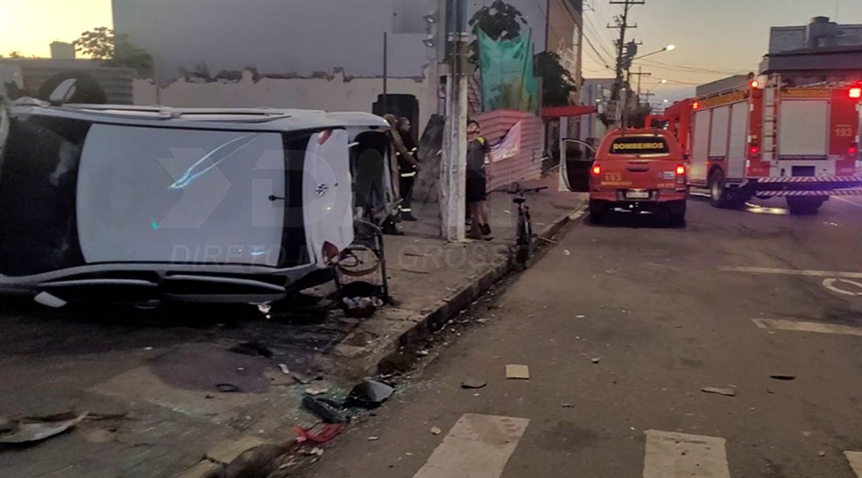 Homem é socorrido pelo Samu após bater carro em poste e em estrutura de proteção de empresa no centro de Rondonópolis 1