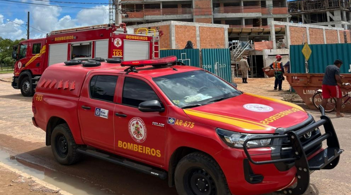 Bombeiros resgatam homem que caiu de andaime de 2,5 metros de altura 1