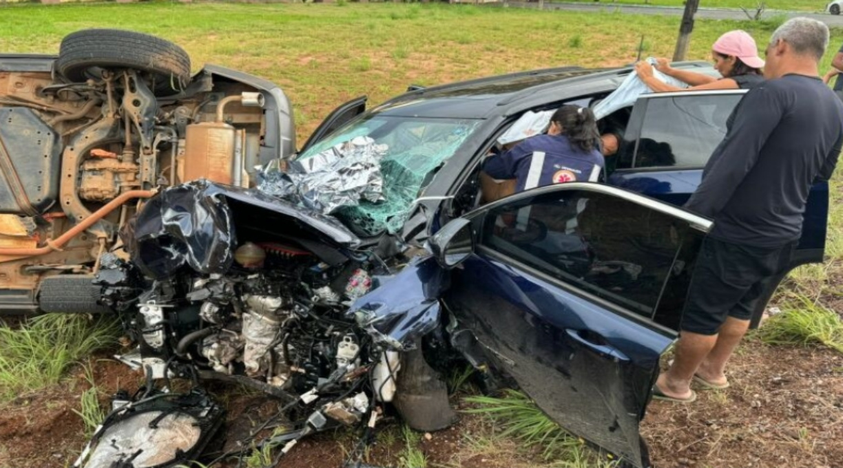 Cinco pessoas são socorridas após três veículos colidirem e capotarem na estrada de Chapada dos Guimarães 1