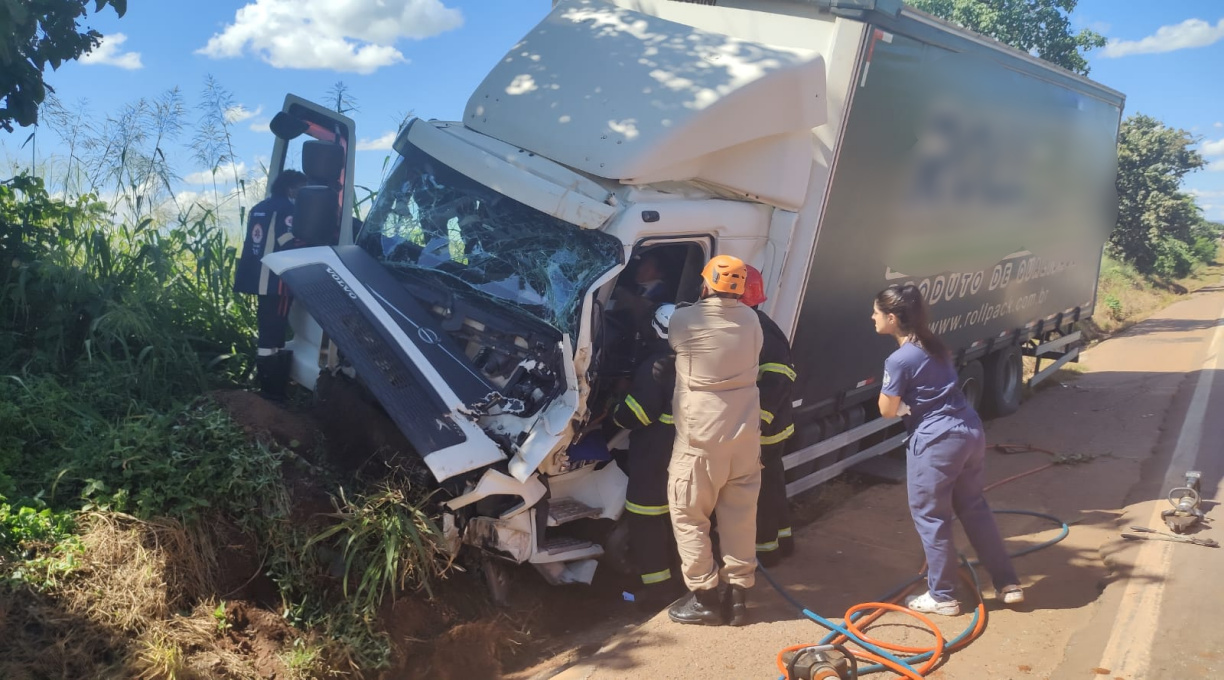 Colisão traseira entre caminhão baú e bitrem deixa motorista ferido na BR-364 em Pedra Preta 1