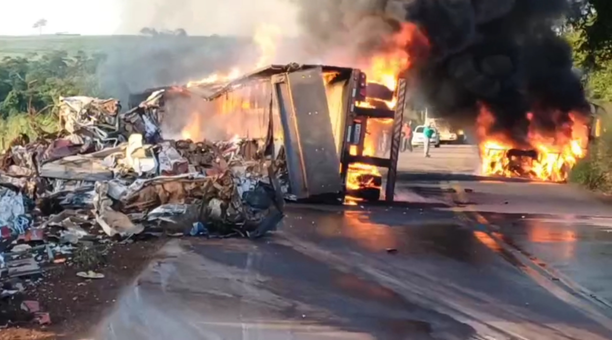 Carreta carregada com ferro velho tomba entre Campo Verde e Dom Aquino, pega fogo e fica completamente carbonizada 1